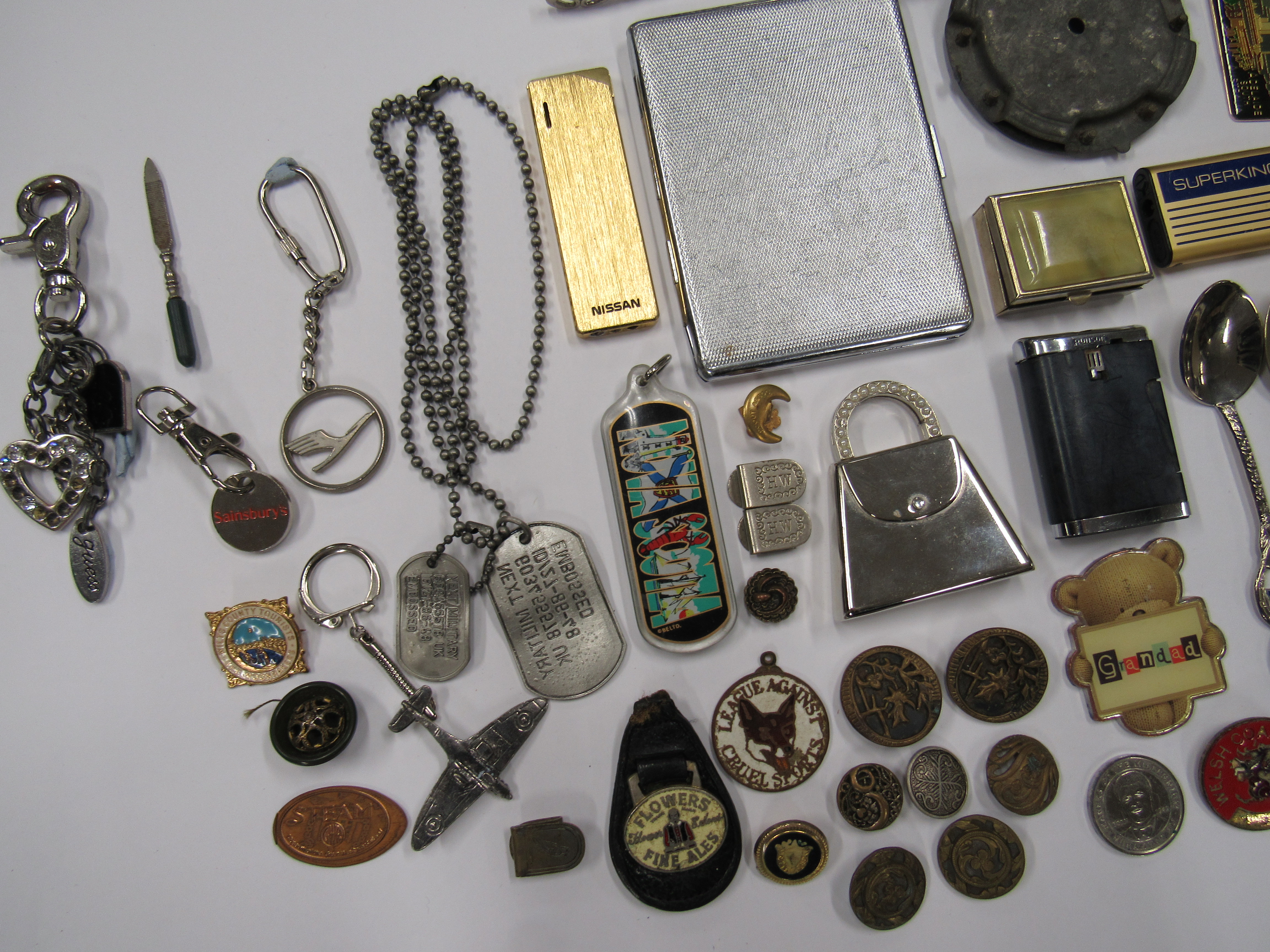 A miscellaneous collection of items to include a cigarette case, lighter key rings and buttons. - Image 3 of 3