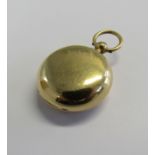 A Victorian marked 18ct gold sovereign case of circular plain form with fob loop. Case diameter 3cm.