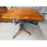 19TH CENTURY MAHOGANY TABLE ON CENTRE COLUMN WITH 3 SPREADING SUPPORTS.