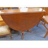 EARLY 19TH CENTURY MAHOGANY DROP LEAF TABLE ON CENTRE COLUMN WITH 4 SPREADING SUPPORTS.