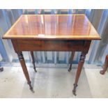19TH CENTURY MAHOGANY TABLE WITH DECORATIVE CROSS BANDING ON TURNED SUPPORTS,