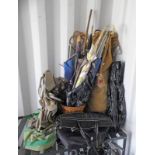 SELECTION OF MIXED ITEMS INCLUDING A TENT, BASKET,