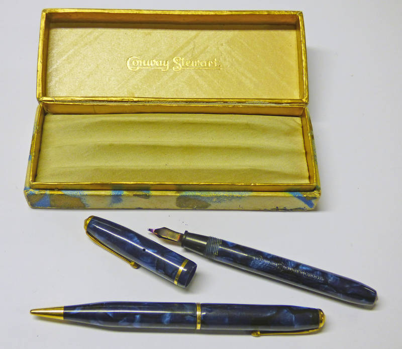 CONWAY STEWART PENS IN A CONWAY STEWART BOX,