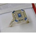 AN ART DECO SAPPHIRE & DIAMOND CLUSTER RING,