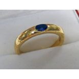 18CT GOLD & SAPPHIRE SET RING 5.6GM Condition Report: Ring size: N. Hallmarked 750.