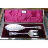 CASED PAIR OF SILVER PLATED FISH SERVERS WITH ENGRAVED DECORATION