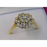 A DIAMOND CLUSTER RING, THE 25 BRILLIANT CUT DIAMONDS, APPROX 0.