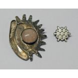 ARTS & CRAFTS STYLE PEWTER & WHITE METAL BROOCH INSERT WITH PINK QUARTZ CABACHON AND AN ENAMELLED