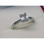 DIAMOND SOLITAIRE RING SET IN PLATINUM, THE RECTANGULAR CUT DIAMOND - 0.