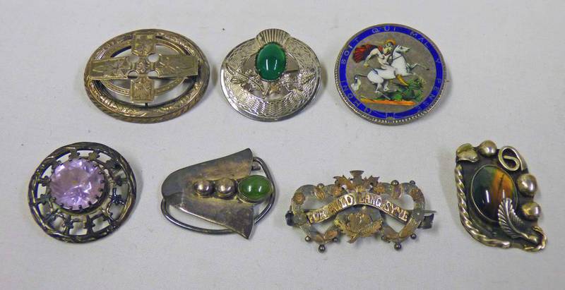 VARIOUS SILVER & OTHER BROOCHES INCLUDING ENAMELLED COIN BROOCH