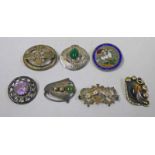 VARIOUS SILVER & OTHER BROOCHES INCLUDING ENAMELLED COIN BROOCH