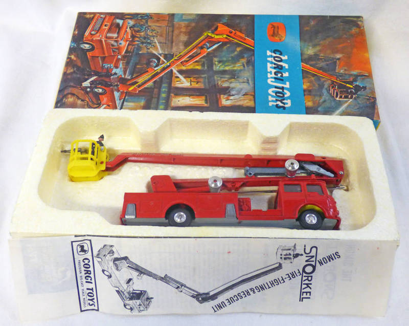 CORGI TOYS - 1127 - SIMON SNORKEL FIRE ENGINE.