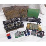 SELECTION OF 0 GAUGE MODEL RAILWAY ITEMS INCLUDING LEVEL CROSSING, TUNNELS,