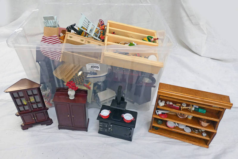 SELECTION OF DOLLS HOUSE FURNITURE & ACCESSORIES