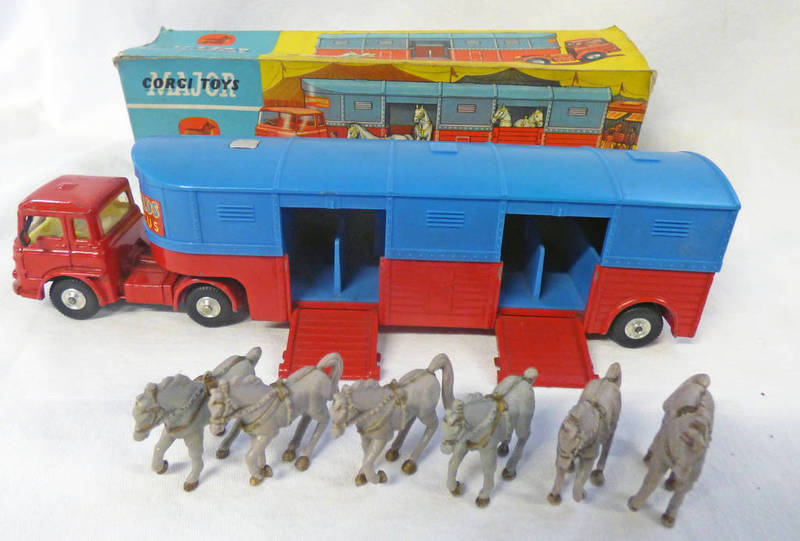 CORGI TOYS 130 - CIRCUS HORSE TRANSPORTER WITH HORSES.