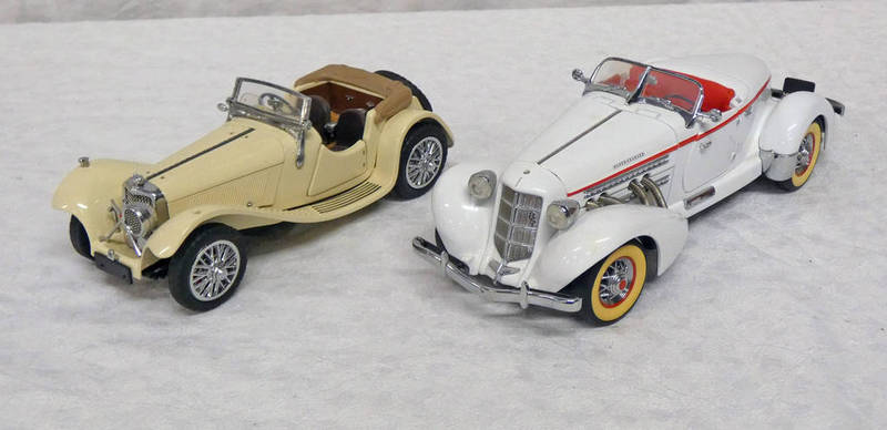 TWO FRANKLIN MINT 1:24 SCALE MODEL VEHICLES INCLUDING 1938 JAGUAR SS 100 TOGETHER WITH 1935 AUBURN