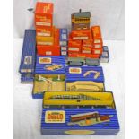 SELECTION OF HORNBY DUBLO & TRIANG MODEL RAILWAY ACCESSORIES INCLUDING WAITING ROOM, ENGINE SHED,