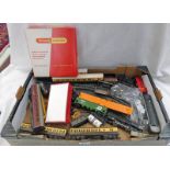 SELECTION OF 00 GAUGE MODEL RAILWAY ITEMS INCLUDING LOCOMOTIVES, ROLLING STOCK,