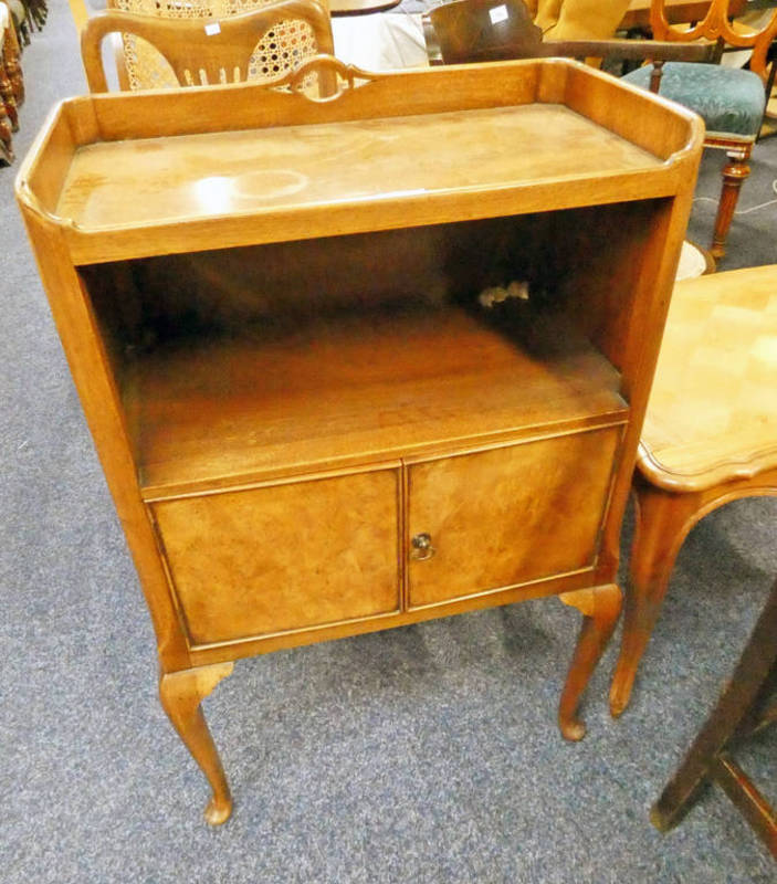 EARLY 20TH CENTURY WALNUT TRAY TOP BEDSIDE CABINET WITH 2 PANEL DOORS AND QUEEN ANNE SUPPORTS