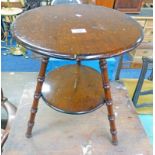 EARLY 20TH CENTURY MAHOGANY 2 TIER WINE TABLE WITH TURNED SUPPORTS 50 CM TALL