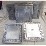 8 METAL PLATES & 2 METAL STANDS 29 CMS