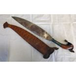 LATE 19TH CENTURY MORO SHORTSWORD WITH BROAD SINGLE EDGED BLADE ON CARVED WOODEN HILT WITH METAL