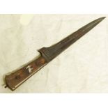 19TH CENTURY INDIAN PESH KABZ WITH T-SECTION STEEL BLADE, HORN GRIP.