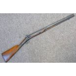 A PERCUSSION SPORTING GUN WITH 70CM LONG 2 STAGE BARREL, FOLIATE ENGRAVED LOCK PLATE, ENGRAVED TANG,