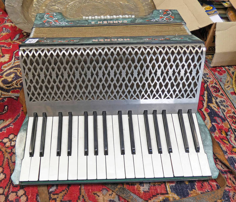 PIANO ACCORDION HOHNER CARMEN II