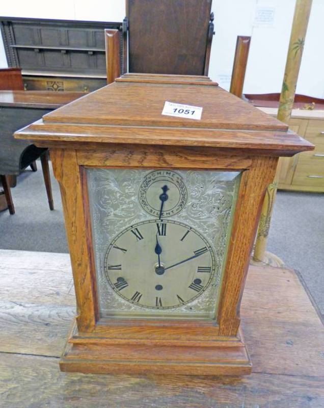 EARLY 20TH CENTURY OAK CASED ARTS & CRAFTS MANTLE CLOCK