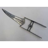 INDIAN KATAR WITH A 21CM LONG UNUSUAL CURVED BLADE AND SPEAR TIP,