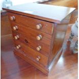 MAHOGANY TABLE TOP CHEST OF 4 DRAWERS ON PLINTH BASE Condition Report: Woodworm