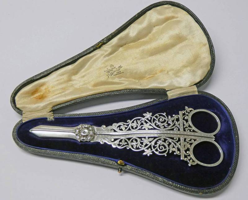 PAIR OF SILVER GRAPE SCISSORS WITH DECORATIVE HANDLES BY MAPPIN & WEBB IN FITTED CASE,