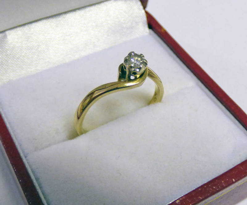 9 CARAT GOLD DIAMOND SOLITAIRE RING IN TWIST SETTING