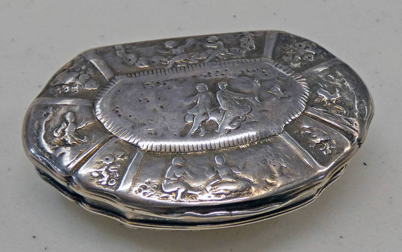 EARLY 19TH CENTURY SNUFF BOX WITH EMBOSSED DECORATION AND GILDED INTERIOR
