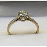 18CT WHITE GOLD DIAMOND SOLITAIRE RING, THE DIAMOND APPROX 0.