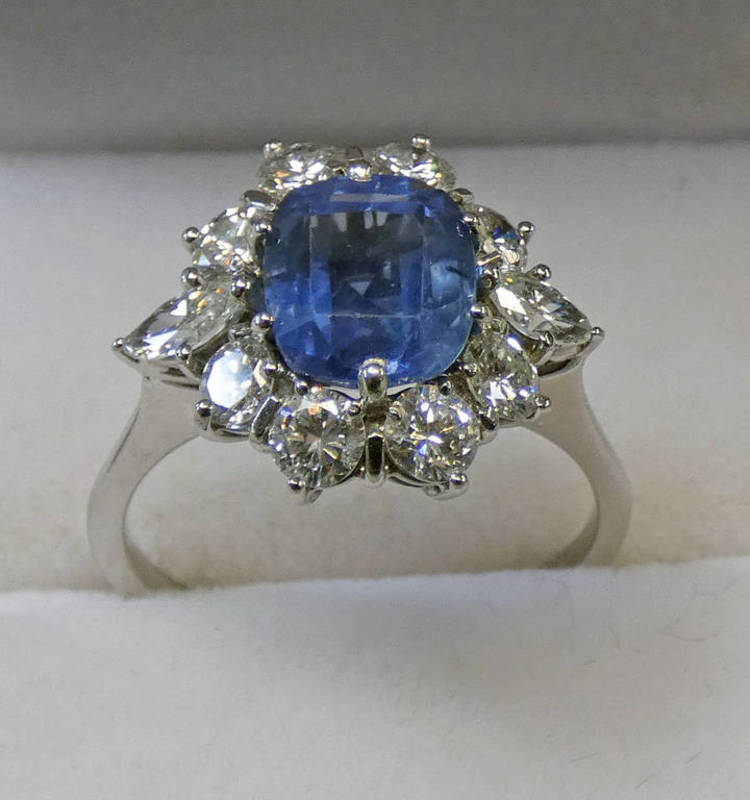 SAPPHIRE & DIAMOND CLUSTER RING,