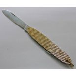 9CT GOLD PENKNIFE Condition Report: Length: 7.4cm with both blades extended.