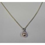 18CT GOLD CULTURED PEARL PENDANT ON FINE CHAIN