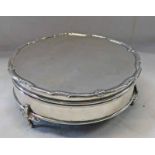 CIRCULAR SILVER JEWELLERY BOX WITH DECORATIVE BORDER & LIFT UP LID ON 3 FEET HALLMARKS RUBBED