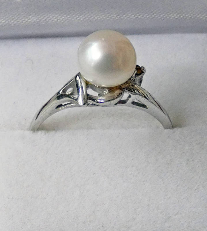CULTURED PEARL SET RING IN WHITE METAL SETTING MARKED 18K