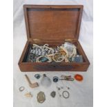 CARVED WOODEN BOX WITH JEWELLERY INCLUDING GOLD FILLED BROOCH, SILVER PENDANT & EARRINGS,