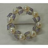 CULTURED PEARL & GEM SET BROOCH IN WHITE METAL