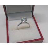DIAMOND SINGLE STONE RING IN SETTING MARKED 750, THE BRILLIANT CUT DIAMOND APPROX 2.