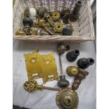 2 BRASS DOOR ESCUTCHEON'S, VARIOUS BRASS & WOODEN DOOR KNOBS,