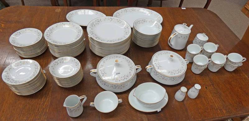 AN EXTENSIVE NORITAKE ESTRELLITA DINNER SERVICE