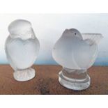 2 SMALL RENE LALIQUE FROSTED GLASS BIRD TABLE DECORATIONS, SIGNED IN SCRIPT LALIQUE FRANCE,
