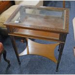 LATE 19TH/EARLY 20TH CENTURY MAHOGANY CABINET WITH LIFT-UP LID & GLASS TOP ON SQUARE TAPERED