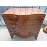 20TH CENTURY INLAID MAHOGANY SERPENTINE CHEST OF 4 LONG DRAWERS ON SHAPED SUPPORTS 77CM TALL X 76CM