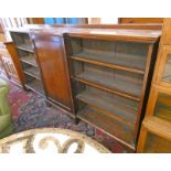 EARLY 20TH CENTURY MAHOGANY BOOKCASE WITH PANEL DOOR FLANKED OPEN SHELVES & BRACKET SUPPORTS 118CM